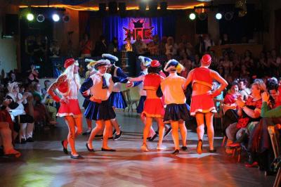 Foto des Albums: 2. Weiberfastnacht mit dem Motto "Wein, Weiber, Wurscht"