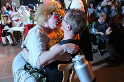 Foto des Albums: 2. Weiberfastnacht mit dem Motto "Wein, Weiber, Wurscht"