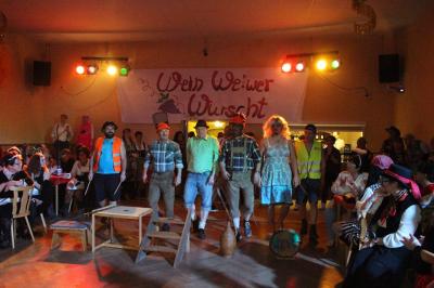Foto des Albums: 2. Weiberfastnacht mit dem Motto "Wein, Weiber, Wurscht"