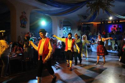 Foto des Albums: 2. Weiberfastnacht mit dem Motto "Wein, Weiber, Wurscht"