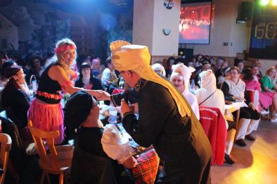 Foto des Albums: 2. Weiberfastnacht mit dem Motto "Wein, Weiber, Wurscht"