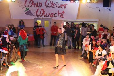 Foto des Albums: 2. Weiberfastnacht mit dem Motto "Wein, Weiber, Wurscht"