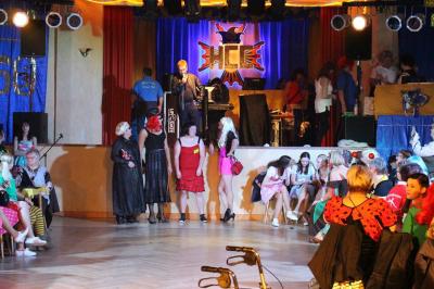 Foto des Albums: 2. Weiberfastnacht mit dem Motto "Wein, Weiber, Wurscht"