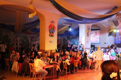 Foto des Albums: 2. Weiberfastnacht mit dem Motto "Wein, Weiber, Wurscht"