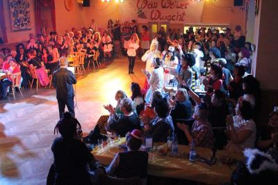 Foto des Albums: 2. Weiberfastnacht mit dem Motto "Wein, Weiber, Wurscht"