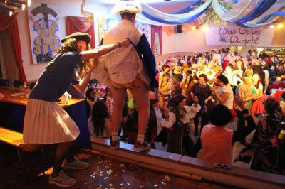 Foto des Albums: 2. Weiberfastnacht mit dem Motto "Wein, Weiber, Wurscht"
