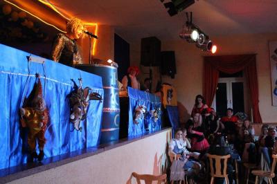 Foto des Albums: 2. Weiberfastnacht mit dem Motto "Wein, Weiber, Wurscht"