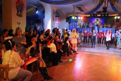 Foto des Albums: 2. Weiberfastnacht mit dem Motto "Wein, Weiber, Wurscht"
