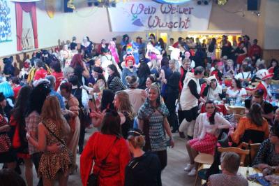 Foto des Albums: 2. Weiberfastnacht mit dem Motto "Wein, Weiber, Wurscht"