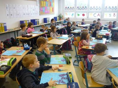 In der letzten Kunststunde hatten die Kinder mit ihren H&auml;nden die Bl&uuml;ten auf das Papier gedruckt. 