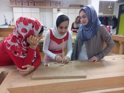 Foto des Albums: TüftelEi: AFG-Schüler beteiligen sich an dem Wettbewerb und lassen sich von Berufsschülern der Tischlerklasse beraten