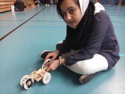 Das Ersatzfahrzeug und eine verzweifelte Zahra. 