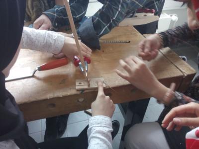 Foto des Albums: TüftelEi: AFG-Schüler beteiligen sich an dem Wettbewerb und lassen sich von Berufsschülern der Tischlerklasse beraten