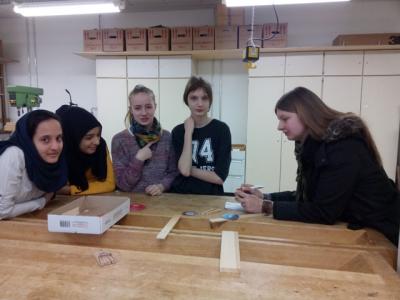 Foto des Albums: TüftelEi: AFG-Schüler beteiligen sich an dem Wettbewerb und lassen sich von Berufsschülern der Tischlerklasse beraten