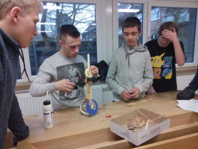 Foto des Albums: TüftelEi: AFG-Schüler beteiligen sich an dem Wettbewerb und lassen sich von Berufsschülern der Tischlerklasse beraten