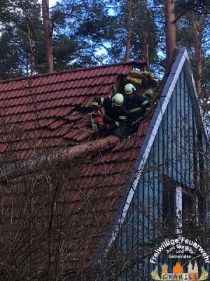 Einsatzkr&auml;fte im Haus im Dachbereich mit MKS im Einsatz 
