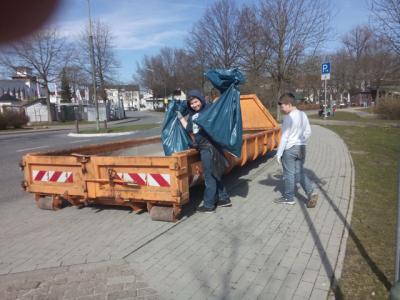 Foto des Albums: Elmshorn macht Putz! Fünftklässler sammeln Müll in den Steindammwiesen.