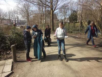 Foto des Albums: Elmshorn macht Putz! Fünftklässler sammeln Müll in den Steindammwiesen.