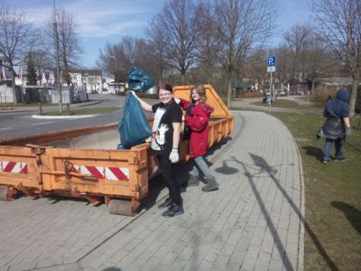 Foto des Albums: Elmshorn macht Putz! Fünftklässler sammeln Müll in den Steindammwiesen.