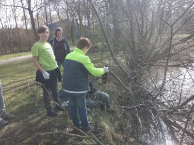 Foto des Albums: Elmshorn macht Putz! Fünftklässler sammeln Müll in den Steindammwiesen.