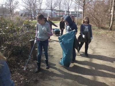 Foto des Albums: Elmshorn macht Putz! Fünftklässler sammeln Müll in den Steindammwiesen.