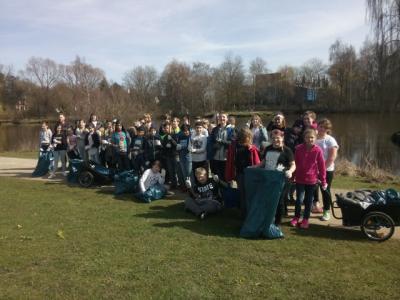 Zwischenstopp f&uuml;r Gruppenbild und Entsorgen des M&uuml;lls. 