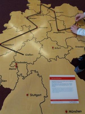 Foto des Albums: Die fünften Klassen bei der Ausstellung „Mathematik zum Anfassen“