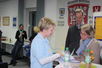 Frau Pfl&auml;sterer vom Vorstand im Gespr&auml;ch mit Besuchern 