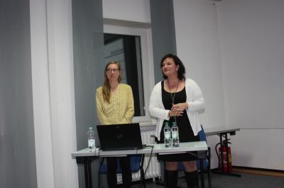 Frau Schwab und Frau L&ouml;chelt vom Pflegest&uuml;tzpunkt erl&auml;utern die neue Gesetzlage 