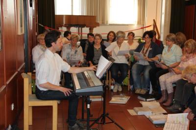 Chorprobe mit Chorleiter   (Bild vergr&ouml;&szlig;ern)
