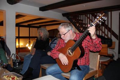 Klaus beim Spielen der Gitarre  (Bild vergr&ouml;&szlig;ern)