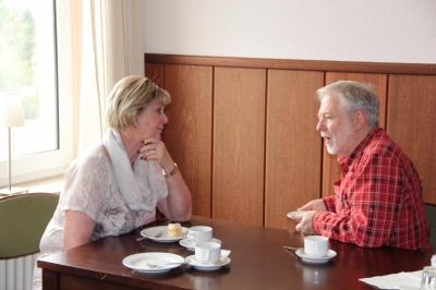 Plausch beim Kaffeetrinken  (Bild vergr&ouml;&szlig;ern)
