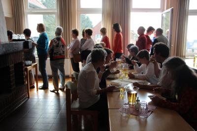 Anstellen zum gemeinsames Mittagessen  (Bild vergr&ouml;&szlig;ern)