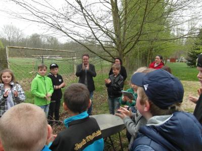 Foto des Albums: Die Schüler der Klasse 4a pflanzten einen Baum (12.04.2017)