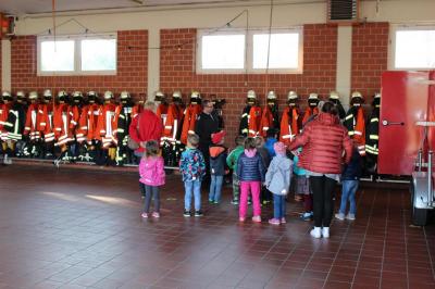Foto des Albums: Kindergartenkinder besuchen Feuerwehr Bippen
