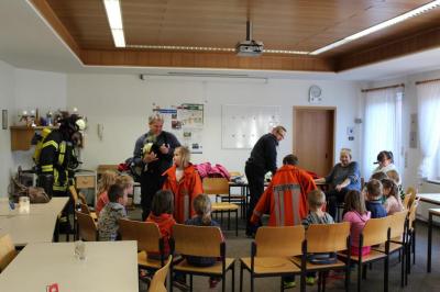 Foto des Albums: Kindergartenkinder besuchen Feuerwehr Bippen