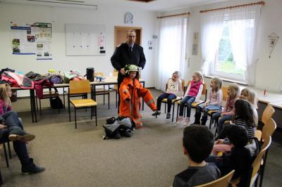 Foto des Albums: Kindergartenkinder besuchen Feuerwehr Bippen