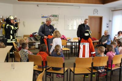 Foto des Albums: Kindergartenkinder besuchen Feuerwehr Bippen