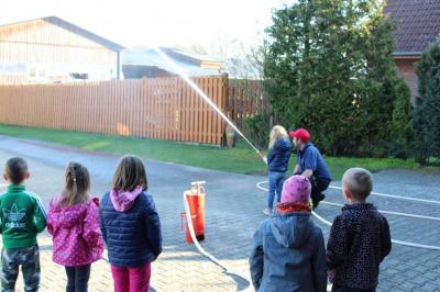 Foto des Albums: Kindergartenkinder besuchen Feuerwehr Bippen