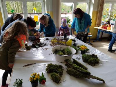 Fr&uuml;hlingsschalen und Blumengr&uuml;&szlig;e selbst gemacht  (Bild vergr&ouml;&szlig;ern)