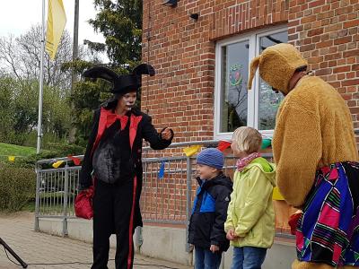 Unsere Schulanf&auml;nger helfen mit, Ostern vorzubereiten  (Bild vergr&ouml;&szlig;ern)
