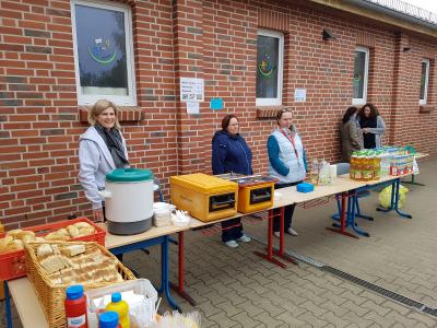 Erbsensuppe, Nudelsalat und Wiener zur St&auml;rkung  (Bild vergr&ouml;&szlig;ern)