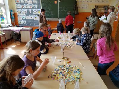 Viel Kreativit&auml;t beim Selbstgestalten von h&uuml;bschen Kerzen  (Bild vergr&ouml;&szlig;ern)