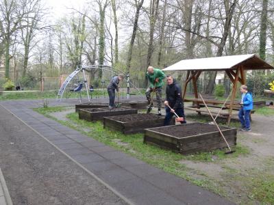 Foto des Albums: Gemeinsamer Arbeitseinsatz an der Grundschule und im Hort (08.04.2017)