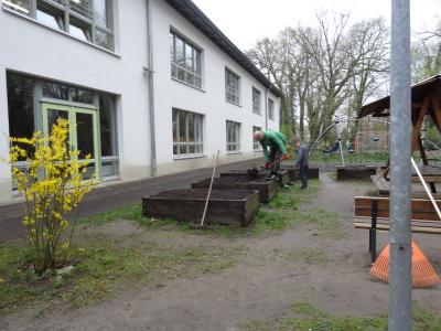 Foto des Albums: Gemeinsamer Arbeitseinsatz an der Grundschule und im Hort (08.04.2017)