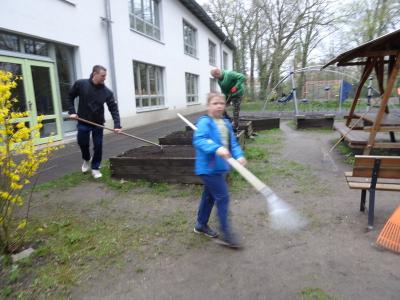 Foto des Albums: Gemeinsamer Arbeitseinsatz an der Grundschule und im Hort (08.04.2017)