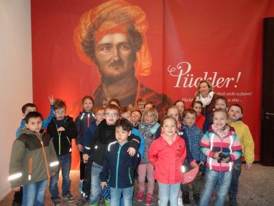 Foto des Albums: Ostereiersuche im Pückler Park / Klasse 1b (12.04.2017)