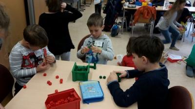 Vorschaubild: 3 Jungen bauen mit Steckwürfeln