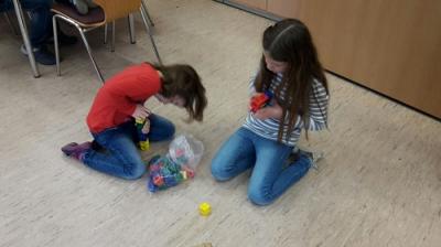 Vorschaubild: 2 Kinder sitzen auf dem Boden und bauen mit Steckwürfeln