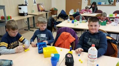 Vorschaubild: 3 Kinder bauen mit Steckwürfeln